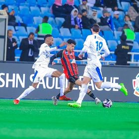 شاهد.. الرياض يفرمل الهلال ويخلط الأوراق بقمة الدوري السعودي