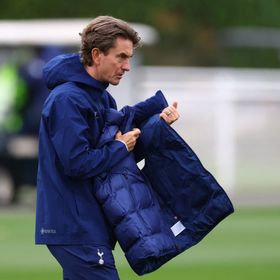 مدرب توتنهام: فان دي فين وسبينس اعتذرا عن واقعة مباراة تشيلسي