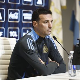 سكالوني لا يؤكد بقاءه مع الأرجنتين ويجهل قرار ميسي حول المونديال