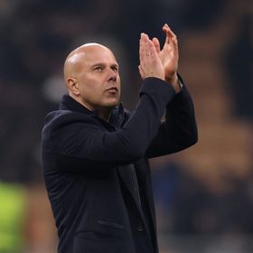 شاهد.. جمهور ليفربول يحرج محمد صلاح بالهتاف لآرني سلوت في ملعب إنتر