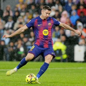 مستقبل ليفاندوفسكي.. البولندي يريد البقاء وبرشلونة يتمهّل