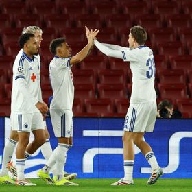 لاعبو برشلونة يردون على صيحات استهجان جمهور كامب نو