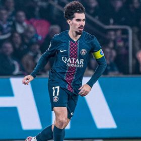 سان جيرمان يستعيد ثلاثي الوسط ويفقد كفاراتسخيليا أمام برشلونة