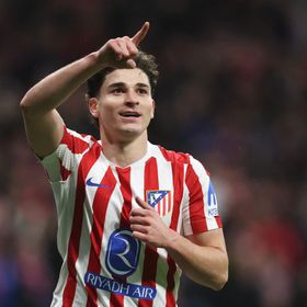 برشلونة يحدد ثمن صفقة ألفاريز.. ويرفض التضحية بـ"ليفاندوفسكي"