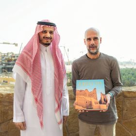 بعد احتفاله بالألفية.. ما سر زيارة بيب غوارديولا للسعودية؟