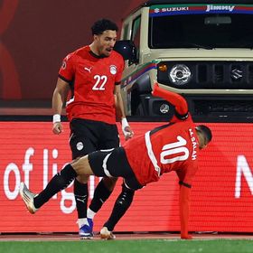 شاهد.. نجوم الدوري الإنجليزي يختارون "الأفضل" وصلاح يترك المقابلة