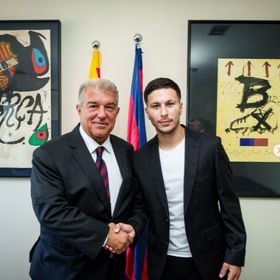 حب منذ الطفولة.. باردغي يخطف قلوب مشجعي برشلونة منذ الوهلة الأولى