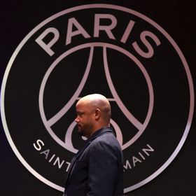 لويس إنريكي ممازحاً كومباني: هل أعجبتك المباراة من المدرجات؟