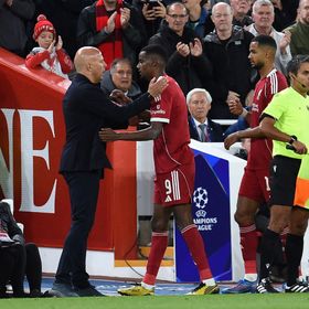 سلوت مدرب ليفربول يحدد فترة غياب إيزاك ويهاجم "المتهور"