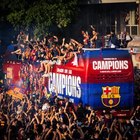 بث مباشر.. نهاية احتفالات برشلونة بوصول حافلة الأبطال إلى "قوس النصر"