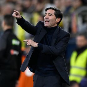 مدرب فياريال يهاجم التحكيم: التدخل ضد لامين يامال استحق بطاقة برتقالية