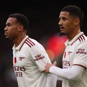 ساليبا وغابرييل يطاردان الرقم القياسي لثنائي مانشستر يونايتد