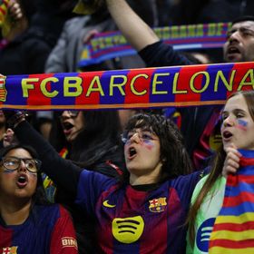 مشجع لبرشلونة يخطئ ملعب نيوكاسل ويحضر مباراة بالدرجة الثانية