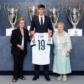 لماذا اصطحب إسبي جدتيه معه إلى ريال مدريد؟.. قصة ما وراء الكواليس