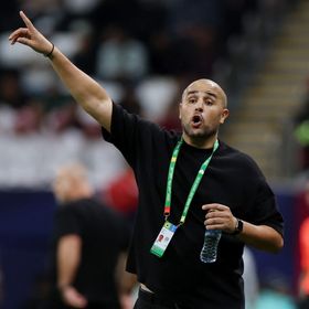 مجيد بوقرة يعتذر للجماهير ويعلن نهاية رحلته في تدريب الجزائر