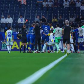 شاهد.. إثارة في مباراة الهلال والغرافة بسبب طردين واشتباكات