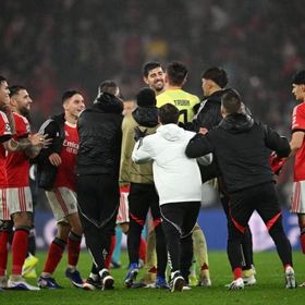 مورينيو يتغنى بتصرف كورتوا مع حارس بنفيكا