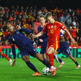 داني أولمو المصاب يعود إلى برشلونة وشكوك حول خوضه الكلاسيكو