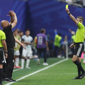 "فيفا" ينتظر نهاية كأس العالم لمعاقبة منتقدي التحكيم