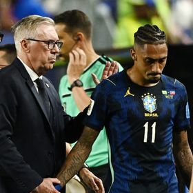 رافينيا باق مع البرازيل ويوضح مستقبله مع برشلونة