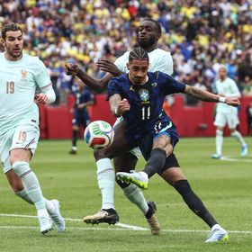 إصابة عضلية "طفيفة" لرافينيا مع البرازيل تقلق برشلونة