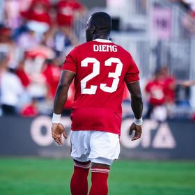 الأهلي يقرر مساواة اليو ديانغ بـأشرف بن شرقي.. واللاعب يطلب مهلة