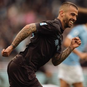 شاهد.. نابولي يعبر لاتسيو بثنائية ويشدد الخناق على ميلان