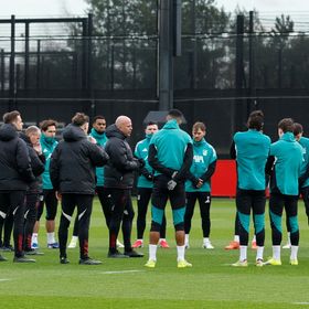 سلوت ينسى خلافات الماضي ويستنجد "مضطراً" بالهداف محمد صلاح