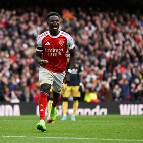 ساكا "التاريخي" يقود أرسنال لصدارة الدوري الإنجليزي ويونايتد ينتصر