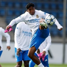 سر الاتصال الهاتفي بين مدرب ليون ومهاجم ريال مدريد