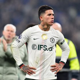 وكيل إنزو يشن هجوماً حاداً على إدارة تشيلسي بعد عقوبة الإيقاف