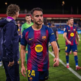 ينقصه اللعب كحارس مرمى.. غارسيا مدافع برشلونة يبهر الجميع بتضحياته