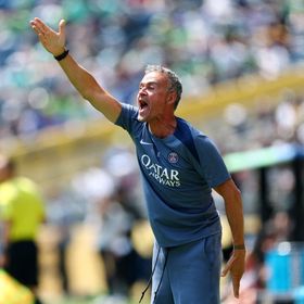 "الكرة ترتد مثل الأرنب".. لويس إنريكي ينتقد أرضية ملاعب المونديال