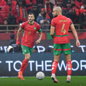 هل يشارك رومان سايس قائد المغرب أمام زامبيا رغم الإصابة؟