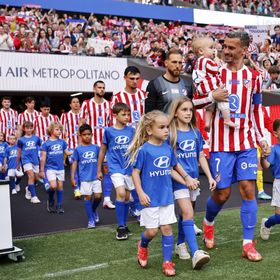 شاهد.. غريزمان يحظى بوداع تاريخي ويغادر ملعب أتلتيكو مدريد بالدموع