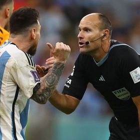 الحكم لاهوز يعترف: نعم.. حرمت برشلونة من لقب الدوري الإسباني