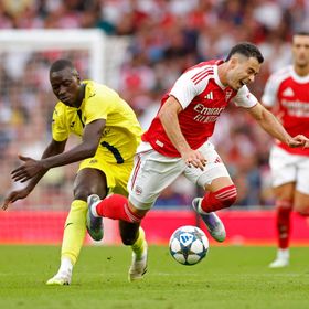 نيوم السعودي يراقب السنغالي باب غاي لاعب وسط فياريال