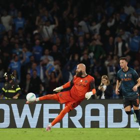 الحارس فانيا يتصدى لركلة جزاء ليتعادل نابولي مع كومو