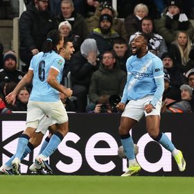 سيمينيو يسجل مجدداً في فوز مانشستر سيتي على نيوكاسل وسط جدل كبير