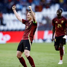 دي بروين يحتفل بمباراته 100 مع بلجيكا بهدف في الجبل الأسود