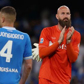 مرعب المهاجمين.. شقيق نجم الهلال أفضل حراس أوروبا في ركلات الجزاء