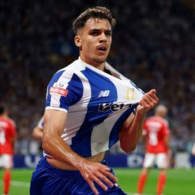 فيغا يقود بورتو لحسم كلاسيكو البرتغال أمام بنفيكا بعد طرد لينغليه