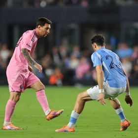 ميسي يحطم رقم بوشكاش وينتزع لقب "ملك الأسيست" في التاريخ