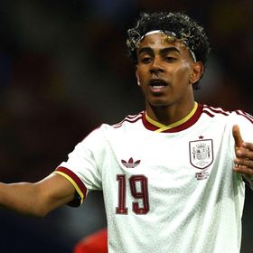 يامال يرد على "المتعصبين": أنا مسلم ولا أقبل السخرية من الدين