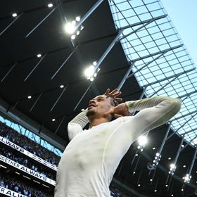 تشافي سيمونز: برشلونة لم يؤمن بي.. والرحيل عنه أفضل قرار في مسيرتي