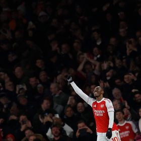 شاهد.. دعابة "من هو إيزي؟" انقلبت على رأس مدرب توتنهام