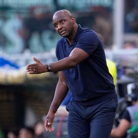 جنوى متذيل الدوري الإيطالي يعلن إقالة المدرب باتريك فييرا