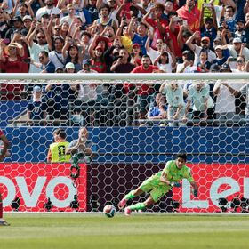 بونو يعادل رقماً قياسياً في التصدي لركلات الجزاء بكأس العالم