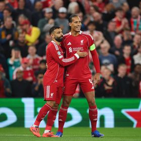 شاهد.. فان دايك يحتفل بهدف محمد صلاح قبل تسديدة "الملك المصري"