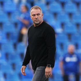 المدرب هانزي فليك قريب من تمديد عقده برشلونة حتى 2028